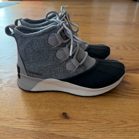 SOREL Out N About III Waterproof Duck Boot in DOVE/ JET (Size 6 **runs small) - Picture 7 of 9